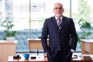 Ofiste çalışan eski bir işadamı.