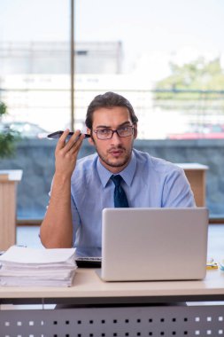 Ofiste çalışan genç bir muhasebeci.