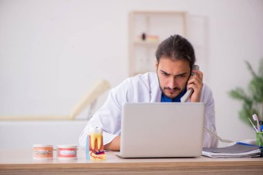 Teletıp konseptinde genç bir erkek odontolog.