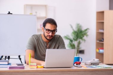 Ofiste çalışan genç erkek tasarımcı.