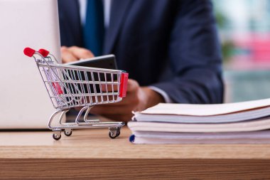 Ecommerce konseptinde genç erkek çalışan