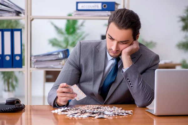 Giovane dipendente malato maschile che soffre sul posto di lavoro — Foto Stock