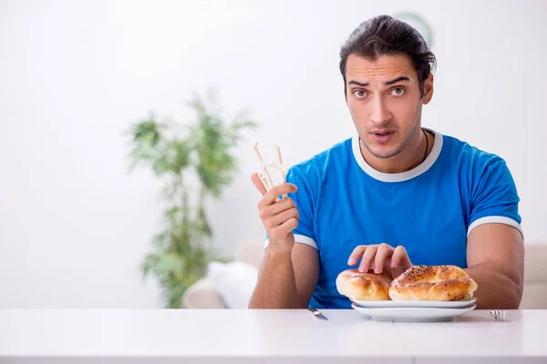 Joven hombre hambriento en concepto de dieta —  Fotos de Stock
