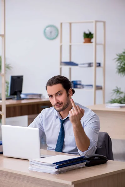 Ung manlig bokhållare som arbetar på kontoret — Stockfoto