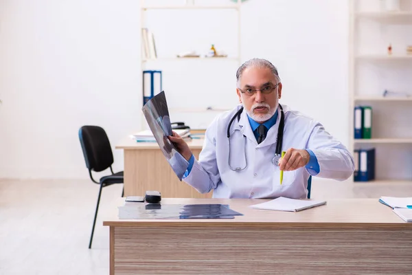 Vecchio medico radiologo maschile che lavora in ospedale — Foto Stock