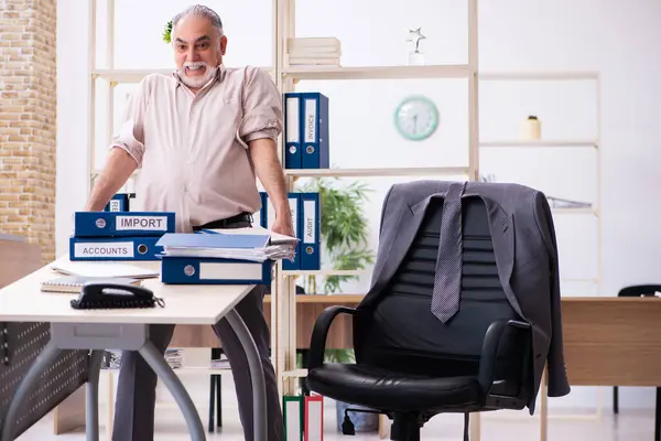 Viejo empleado haciendo ejercicios físicos en el lugar de trabajo — Foto de Stock