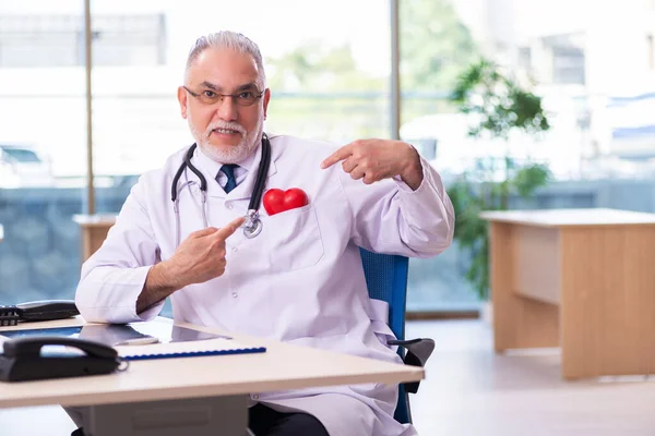 Vecchio medico cardiologo maschile che lavora in clinica — Foto Stock