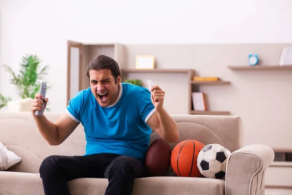 Deporte apuesta adicto joven apostando en casa — Foto de Stock