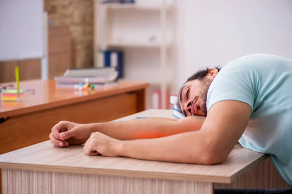 Jonge mannelijke student in de klas tijdens pandemie — Stockfoto