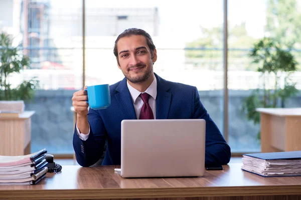 Jeune homme d'affaires employé travaillant dans le bureau — Photo