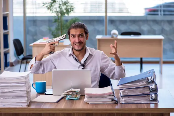 Junge männliche Angestellte unzufrieden mit exzessiver Arbeit im Büro — Stockfoto