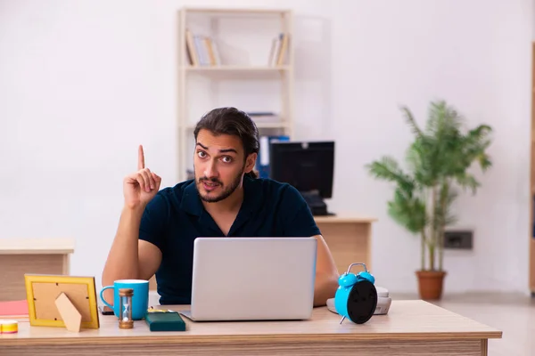 Junge männliche Mitarbeiter am Arbeitsplatz — Stockfoto