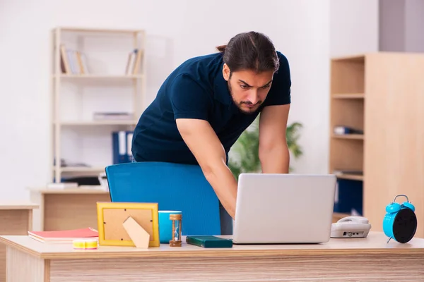 Giovane dipendente maschile che lavora sul posto di lavoro — Foto Stock