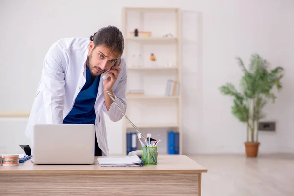 Jonge mannelijke odontoloog in telegeneeskunde — Stockfoto