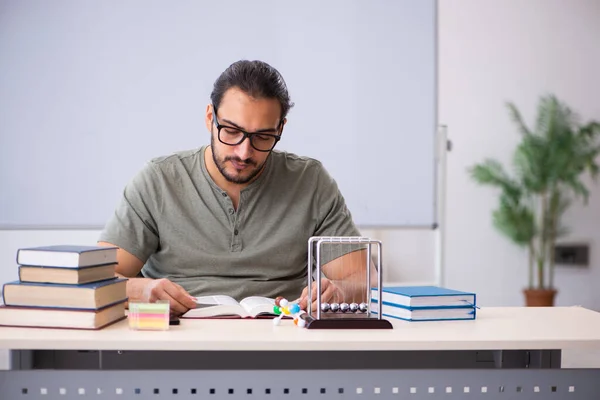 Junge männliche Schüler bereiten sich im Klassenzimmer auf Prüfungen vor — Stockfoto