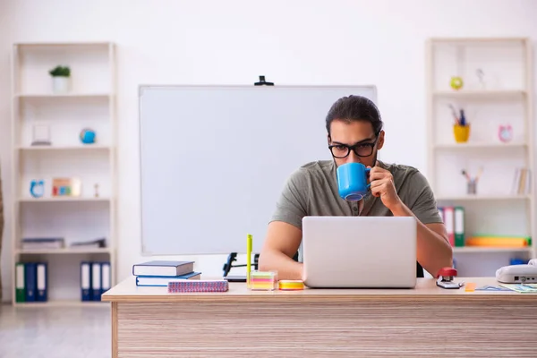 Joven diseñador masculino bebiendo café en la oficina — Foto de Stock