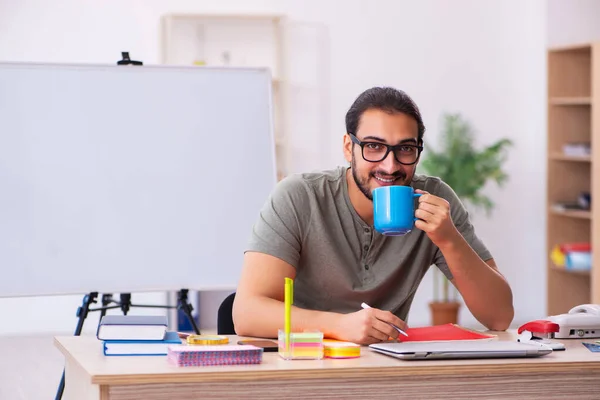Молодой дизайнер пьет кофе в офисе — стоковое фото