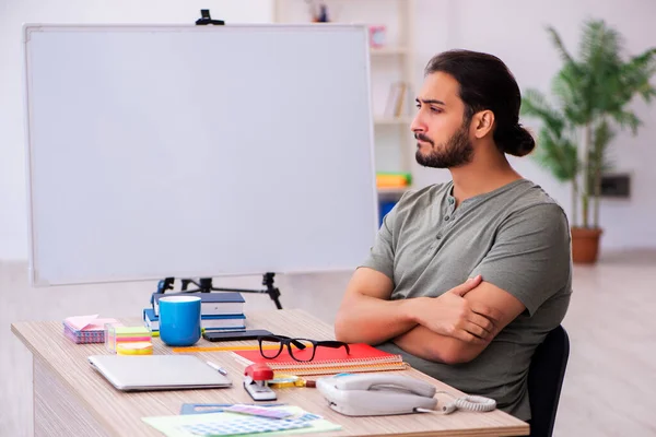 Joven diseñador masculino trabajando en la oficina — Foto de Stock