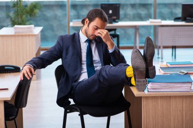 Ofiste çalışan genç bir erkek.