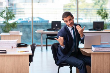 Ofiste çalışan genç bir erkek.