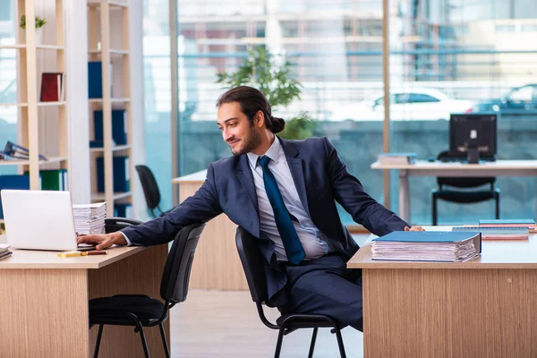 Jeune employé masculin travaillant au bureau — Photo