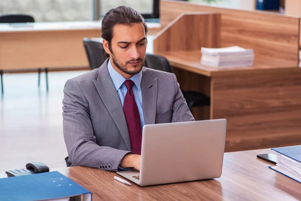 Giovane dipendente maschile che lavora in ufficio — Foto Stock