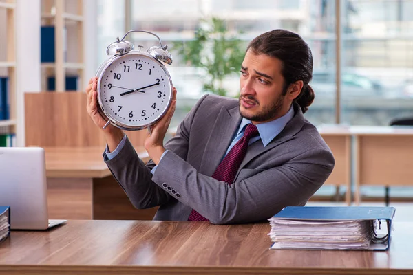 Jeune employé masculin dans le concept de gestion du temps — Photo