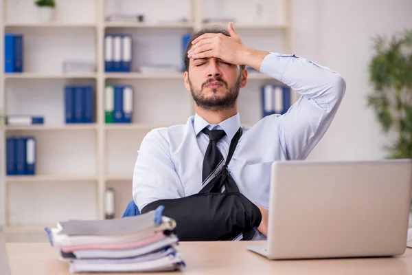 Junge am Arm verletzte männliche Angestellte im Büro — Stockfoto