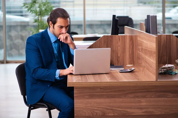 Jeune employé masculin travaillant au bureau — Photo