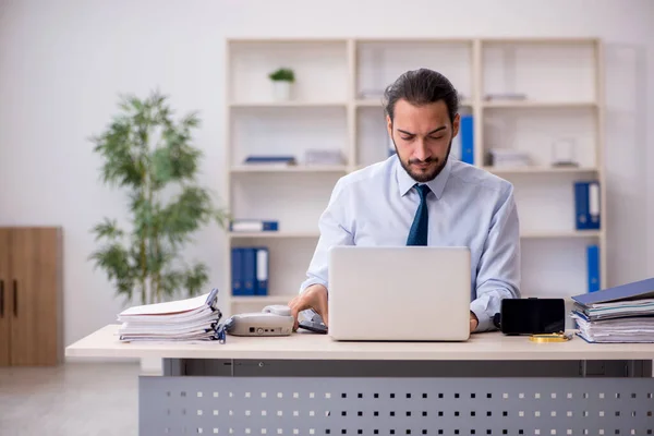 Jovem funcionário masculino vestindo óculos virtuais no local de trabalho — Fotografia de Stock