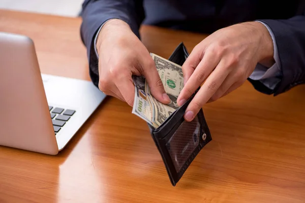 Joven empleado titular de la cartera en concepto de remuneración —  Fotos de Stock