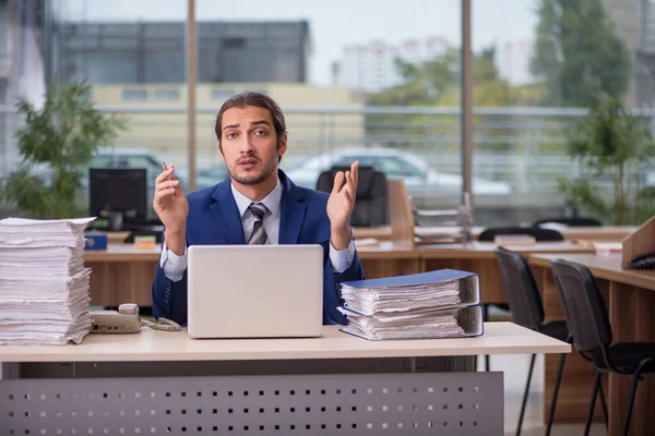 Junge männliche Angestellte im Büro — Stockfoto