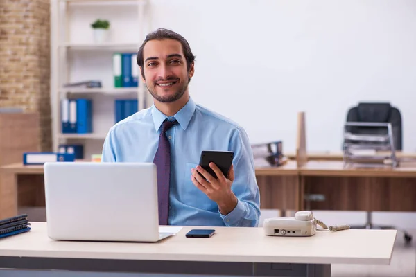 Jeune comptable homme travaillant dans le bureau — Photo