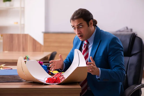 Joven empleado masculino celebrando la Navidad en el lugar de trabajo —  Fotos de Stock