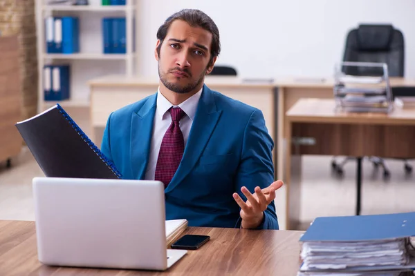 Jeune employé masculin travaillant sur le lieu de travail — Photo