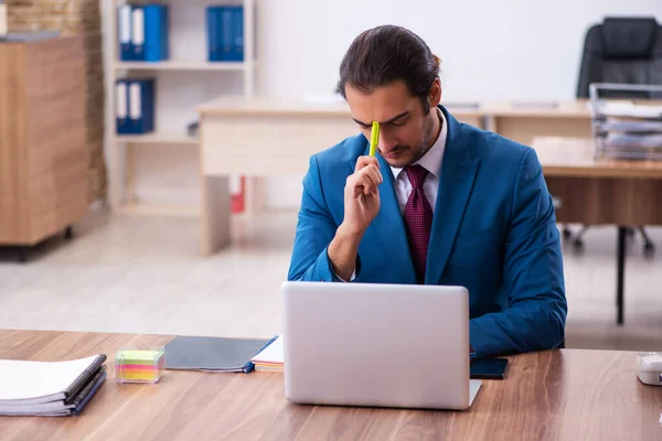 Giovane dipendente maschile che lavora sul posto di lavoro — Foto Stock