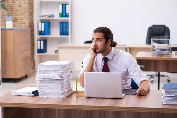 Ung manlig anställd missnöjd med överdrivet arbete på kontoret — Stockfoto