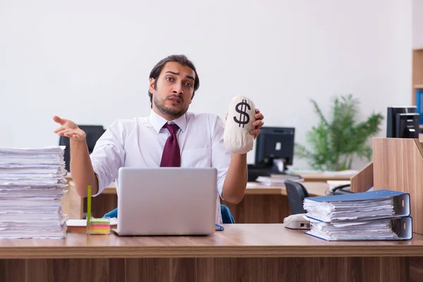 Mladý muž zaměstnanec držící peněženku v kanceláři — Stock fotografie