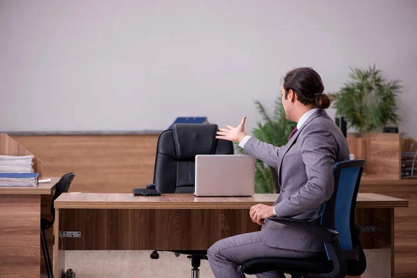 オフィスでのいじめの概念に若いビジネスマンの従業員 — ストック写真
