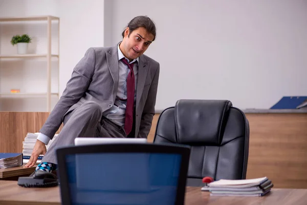 Joven empresario empleado en concepto de bullying en la oficina — Foto de Stock