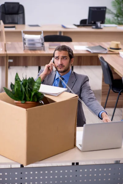 Jovem empregado masculino sendo demitido de seu trabalho — Fotografia de Stock