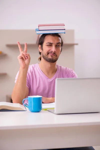 Jovem estudante do sexo masculino se preparando para exames em casa — Fotografia de Stock