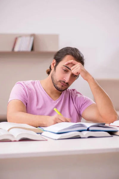 Giovane studente maschio preparazione per gli esami a casa — Foto Stock