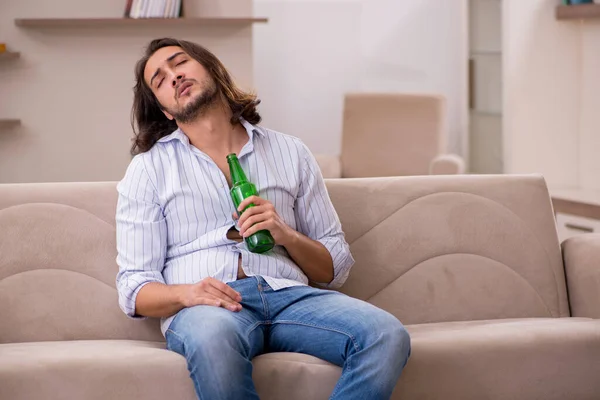 Jongeman die thuis alcohol drinkt — Stockfoto