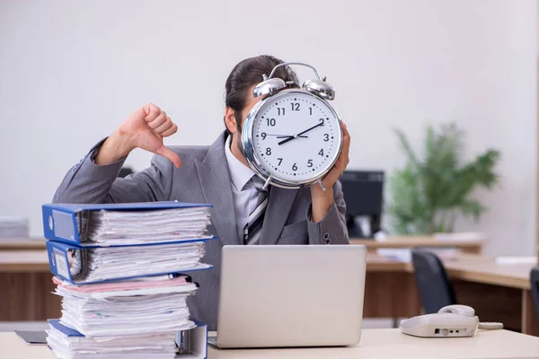 Ung manlig anställd i time management koncept — Stockfoto