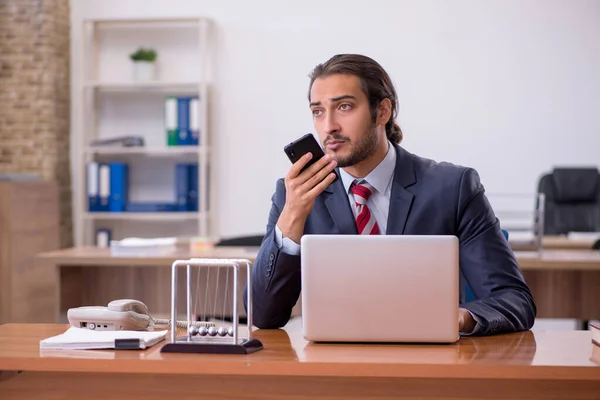 Jeune homme d'affaires employé assis dans le bureau — Photo