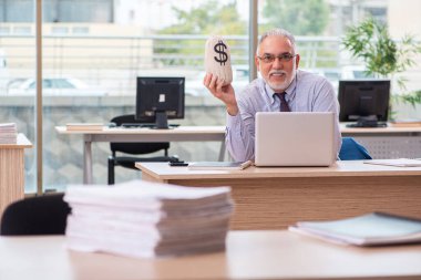 Eski erkek patronun maaş konsepti.