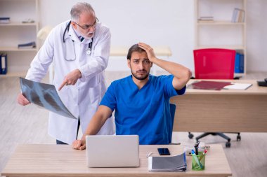Klinikte çalışan iki doktor.