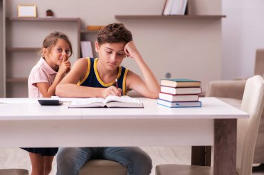 Okul çocuğu ve küçük kız kardeşi salgın sırasında evde kalıyorlar.