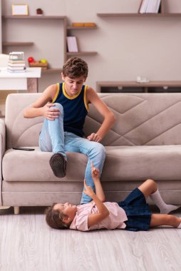 Oğlan ve küçük kız kardeşi salgın sırasında evde kalıyorlar.